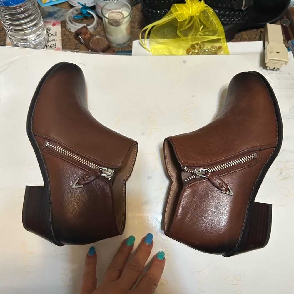 Vionic  Leather chestnut Ankle Booties 6 WIDE